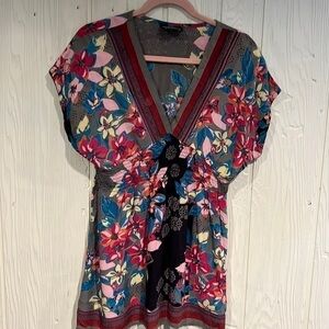 𝅺ANGIE blouse. V neck . Elastic under bust . Elastic on back at waist size m